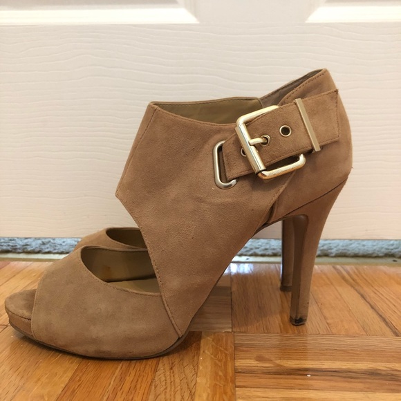 Nine West Suede Peep toe heels w/gold buckle - Picture 3 of 7